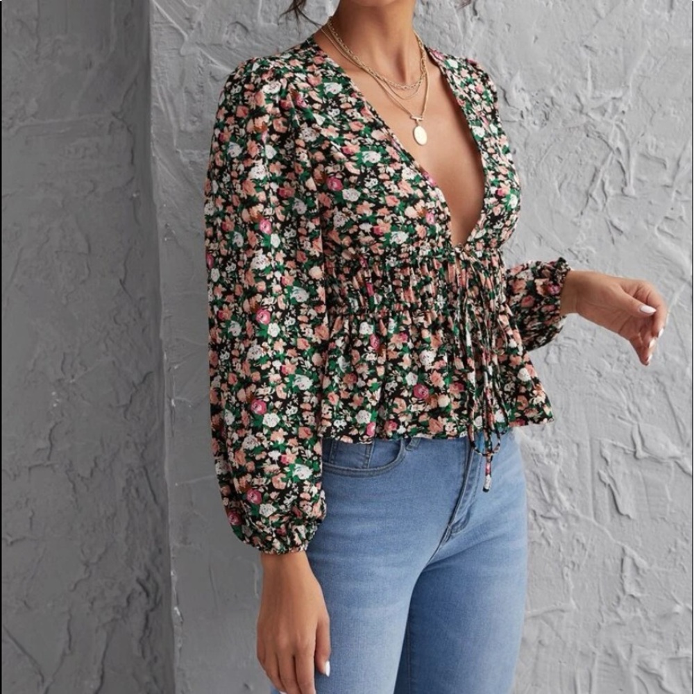 COPY - Floral v neck crop Top - Picture 3 of 5
